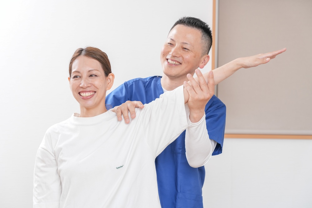 施術中の院長と患者さま