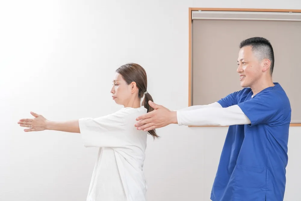 腕の可動域を確認する検査