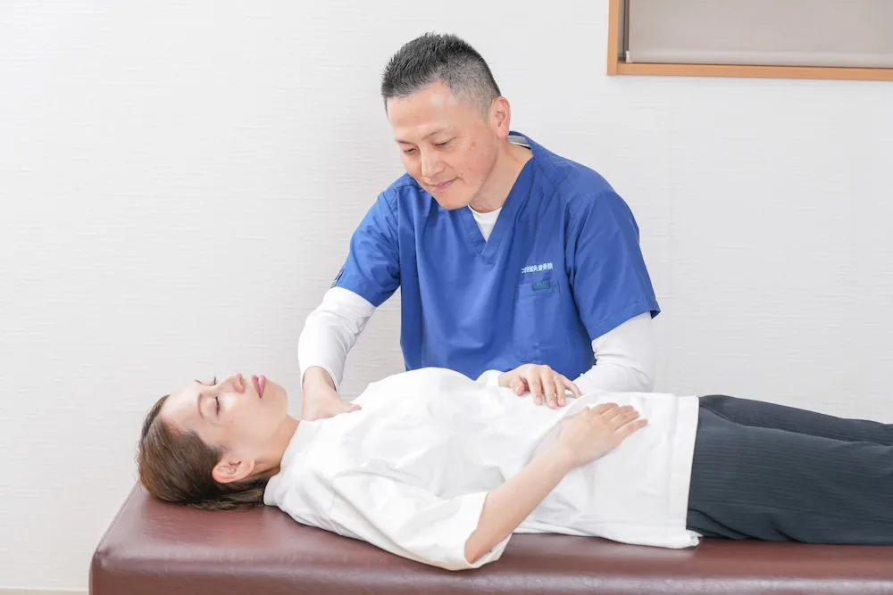 仰向けで肩から腕へのアプローチ