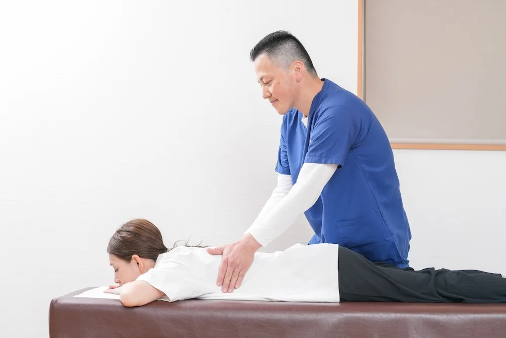 うつ伏せで腰から背中への施術