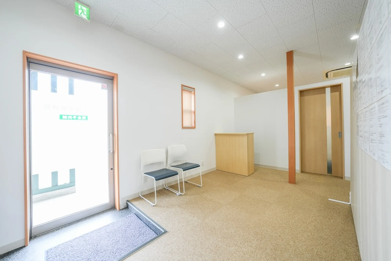 受付カウンターと待合椅子のある明るい院内