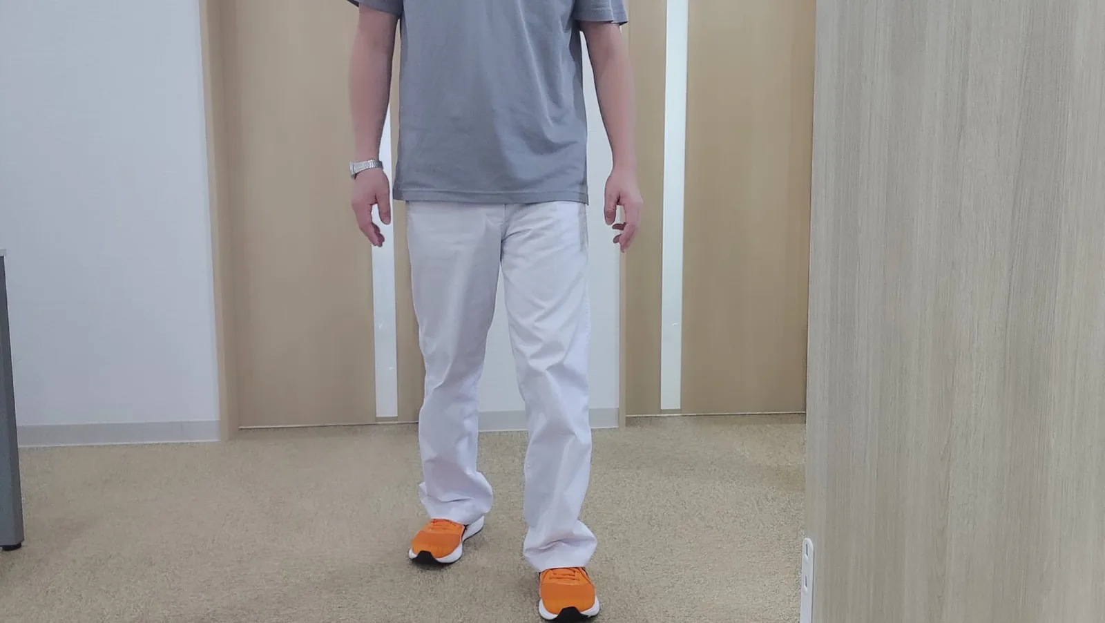 片足を少し前に出して立つ足元