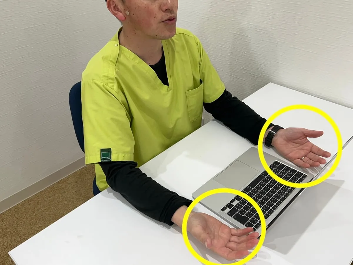 キーボードに置いた手元