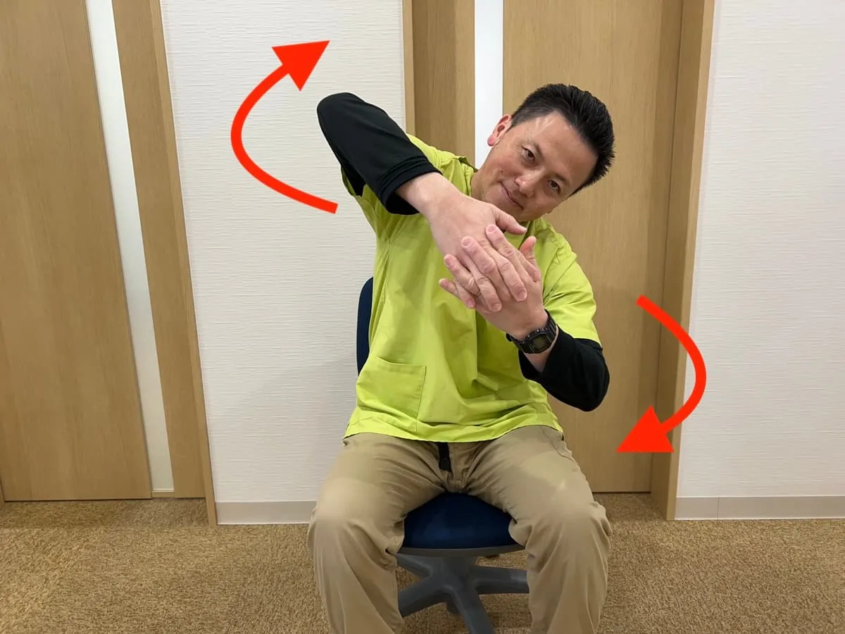 腕の輪を左右に動かす実演